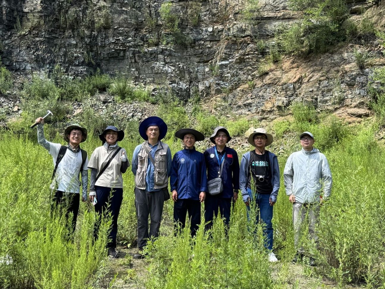 唐洪武一行进行会谈交流